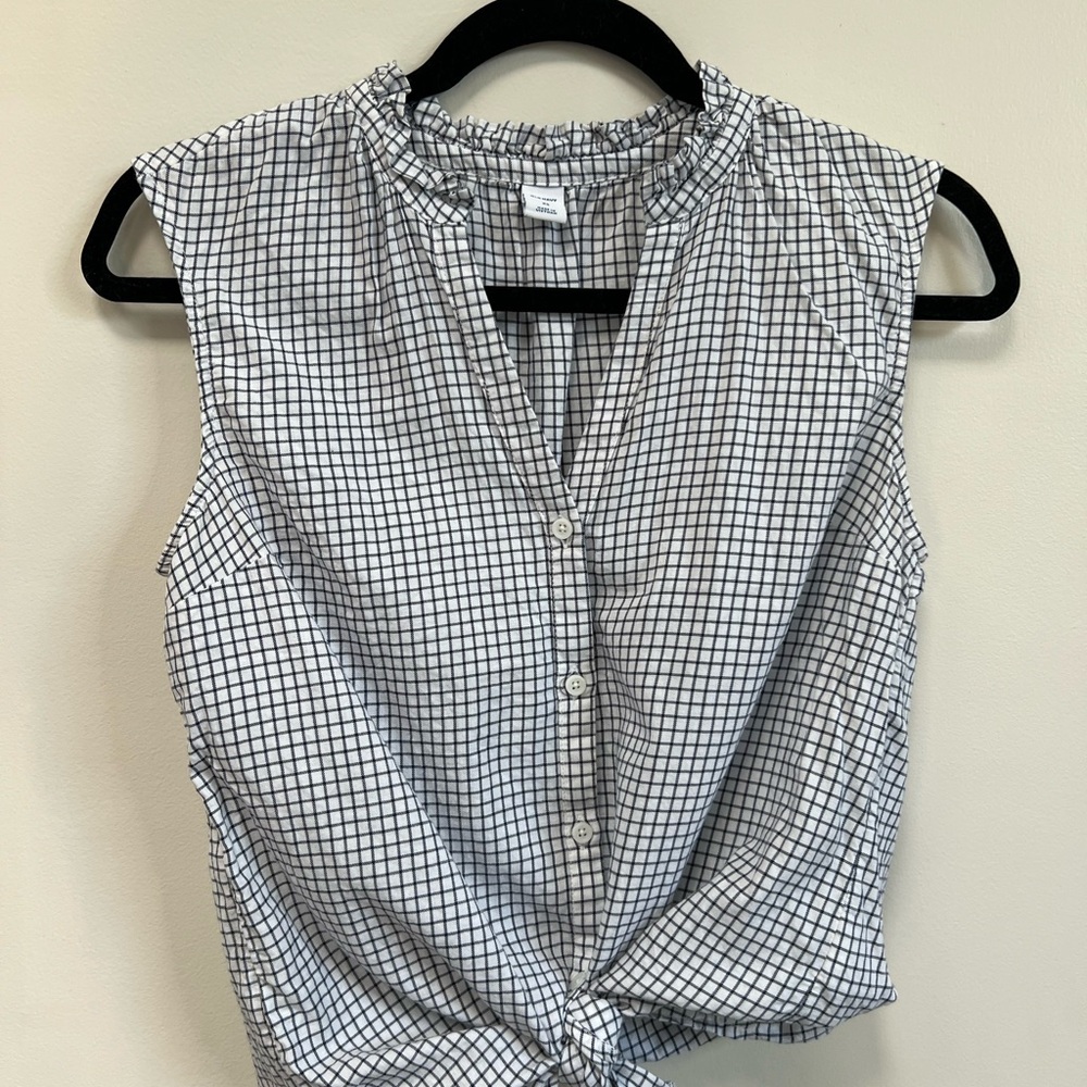 Old Navy Black and White Sleeveless Crop Blouse